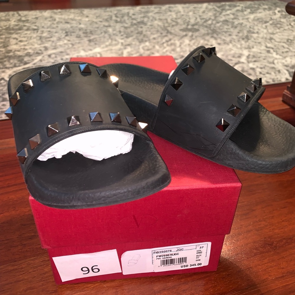 Size 7, comes with original box and shoe bag